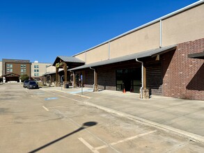 75 Miranda Lambert Way, Lindale, TX à louer Photo de l’immeuble– Image 2 sur 5