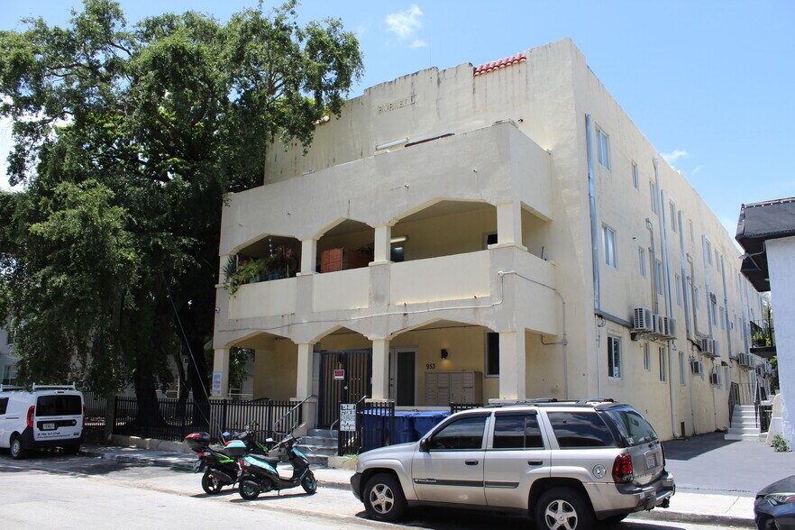 953 SW 4th St, Miami, FL à vendre - Photo de l’immeuble – Image 1 sur 8