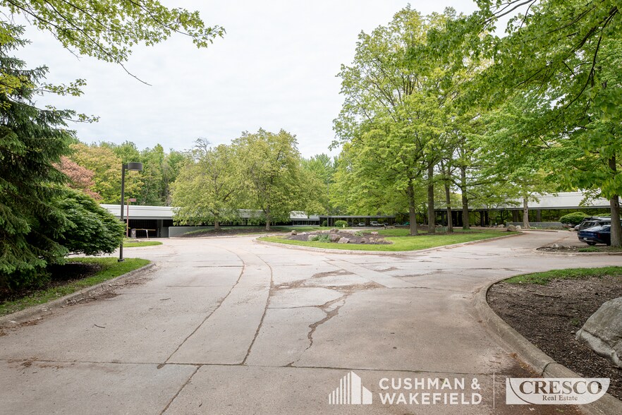 28800 Clemens Rd, Cleveland, OH à louer - Photo de l’immeuble – Image 2 sur 7