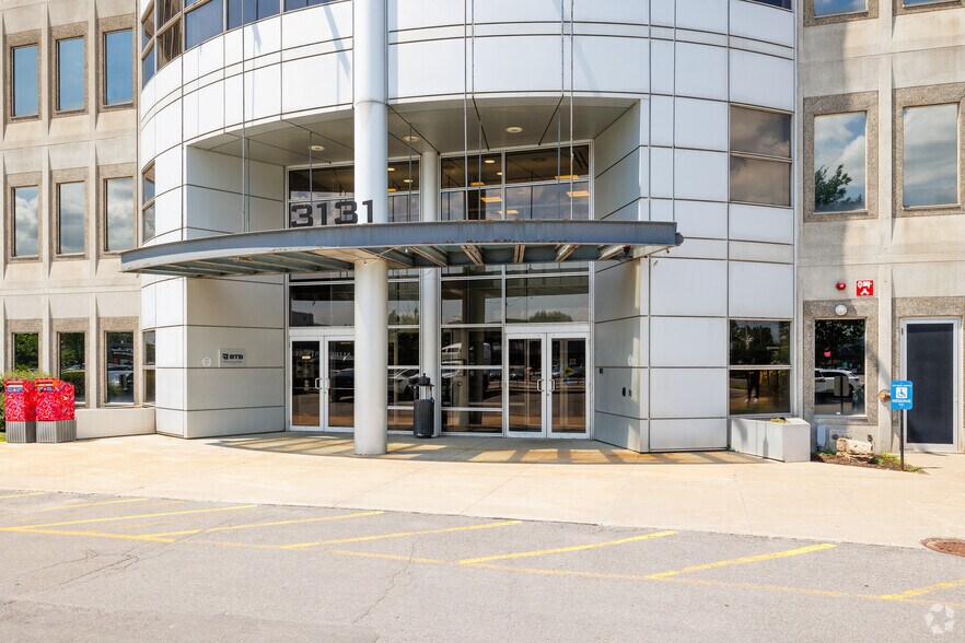 3131 Boul Saint-Martin O, Laval, QC à louer - Photo de l’immeuble – Image 3 sur 4