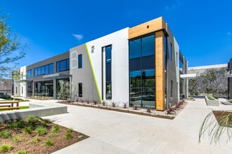660 W Baker St, Costa Mesa, CA à louer Photo de l’immeuble– Image 1 sur 1