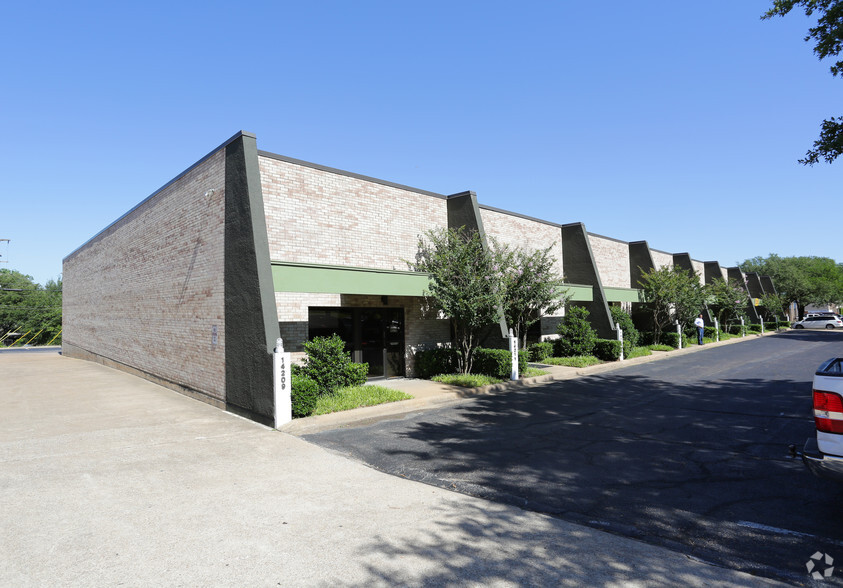 14209-14223 Proton Rd, Farmers Branch, TX à louer - Photo de l’immeuble – Image 1 sur 3