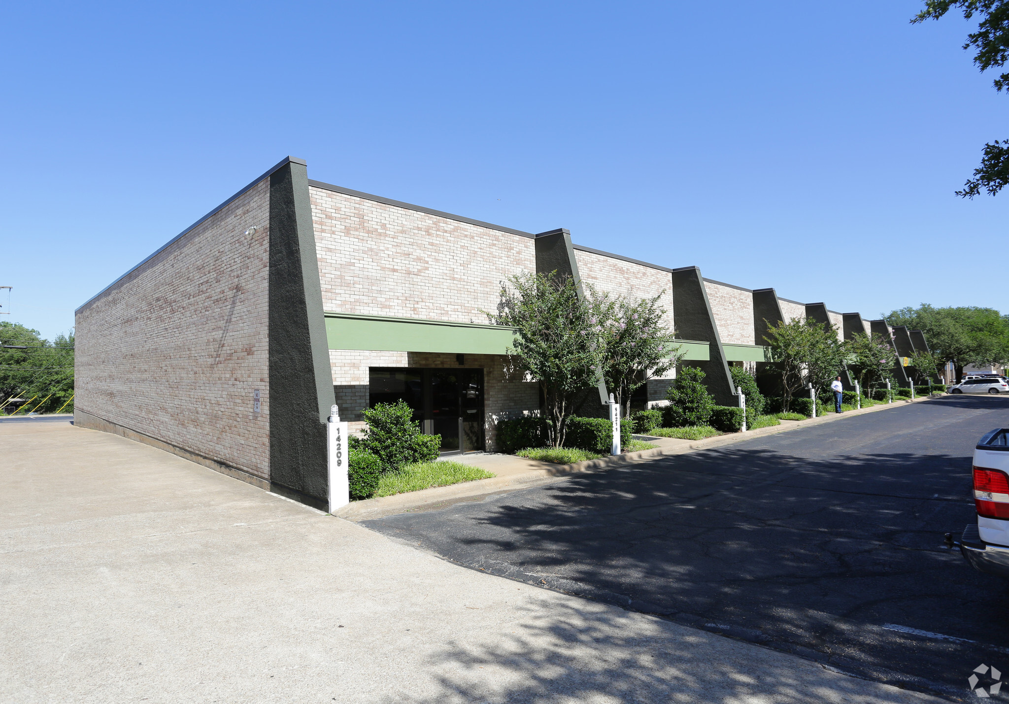 14209-14223 Proton Rd, Farmers Branch, TX à louer Photo de l’immeuble– Image 1 sur 4