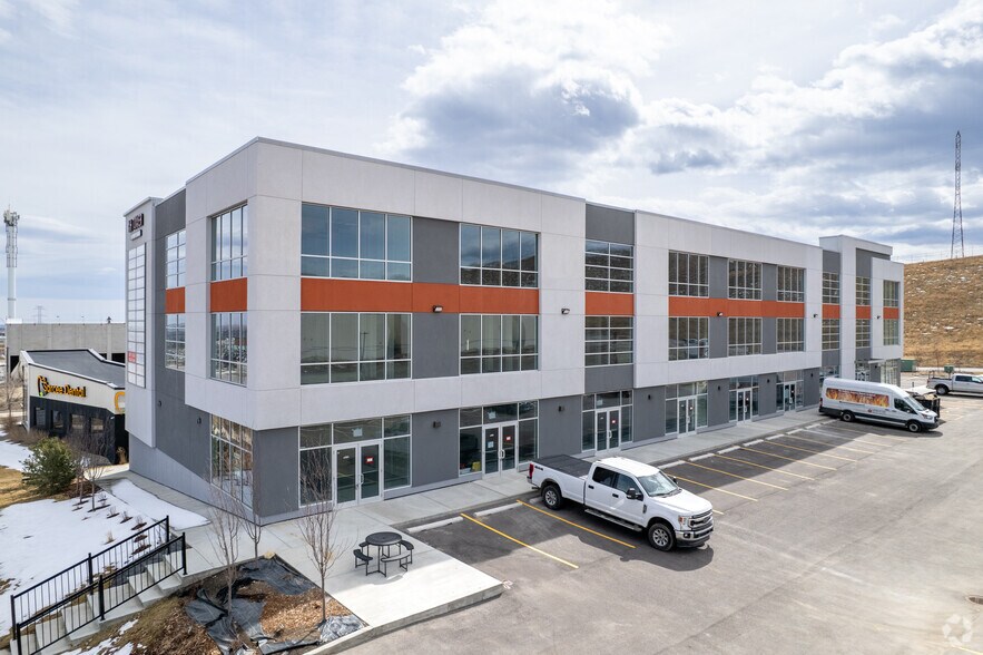 198 Nolanridge Cres NW, Calgary, AB à louer - Photo de l’immeuble – Image 3 sur 4