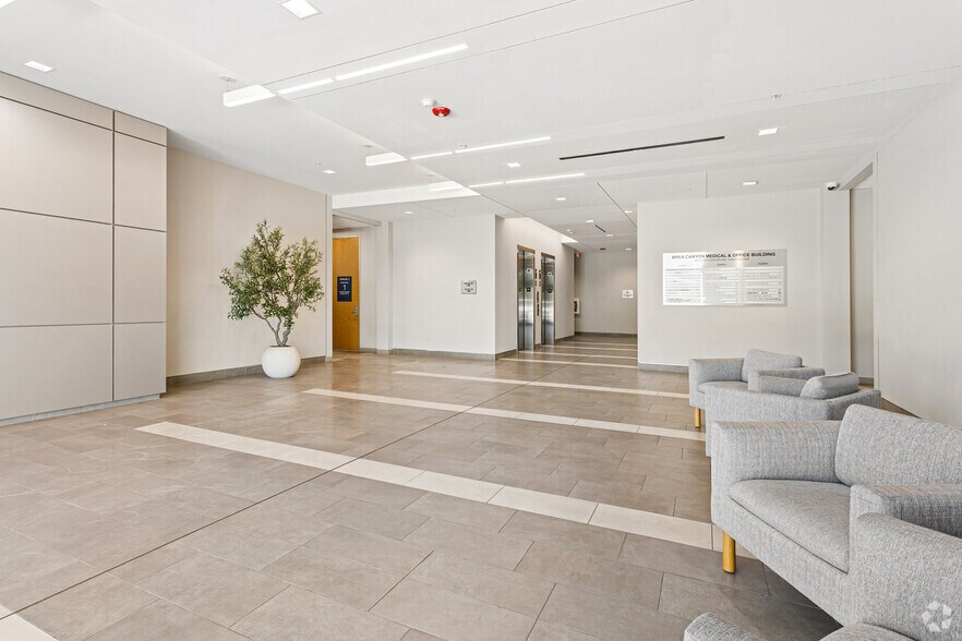 888 S Brea Canyon Rd, Diamond Bar, CA à louer - Hall d’entrée – Image 3 sur 12