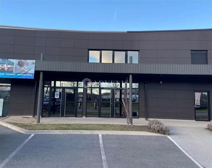 Local d’activités dans COURNON-D'AUVERGNE à louer - Photo de l’immeuble – Image 1 sur 12