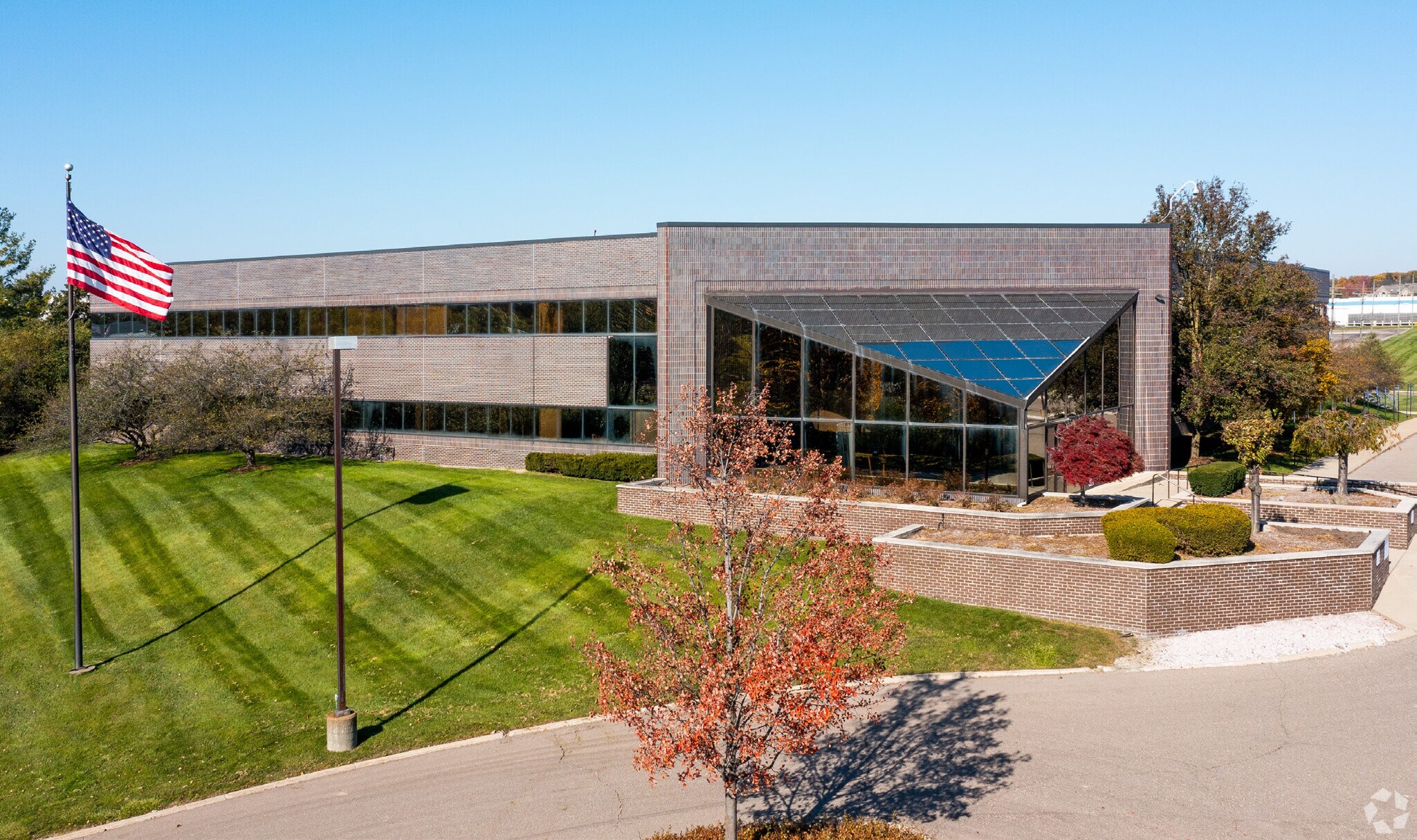 45000 Helm St, Plymouth, MI à louer Photo de l’immeuble– Image 1 sur 5