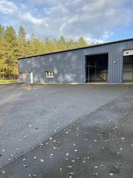 Local d’activités dans Saint-Mars-la-Brière à louer - Photo de l’immeuble – Image 3 sur 7