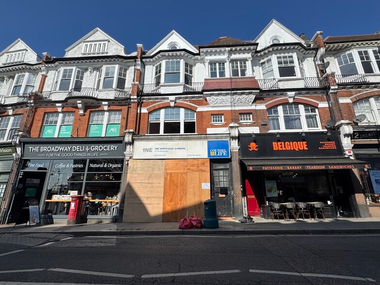 10 The Broadway, Woodford Green à louer - Photo de l’immeuble – Image 2 sur 2