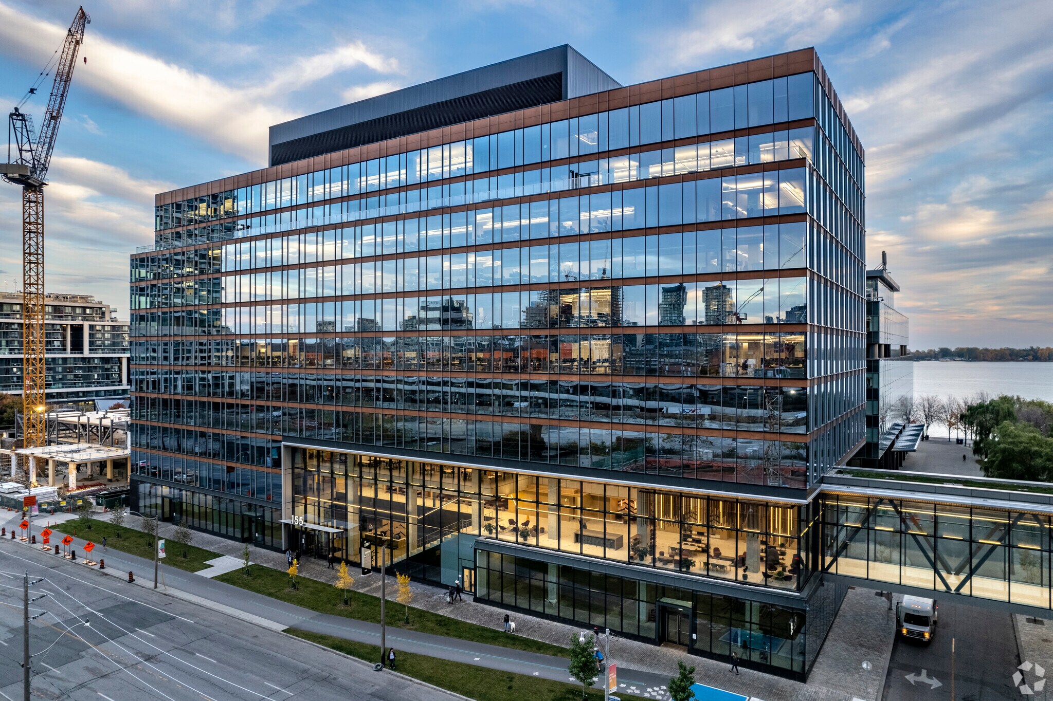 125 Queens Quay E, Toronto, ON à louer Photo de l’immeuble– Image 1 sur 24