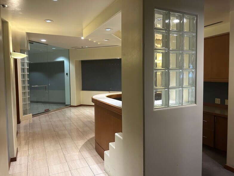 410 Atkinson Dr, Honolulu, HI à louer - Photo de l’immeuble – Image 3 sur 26