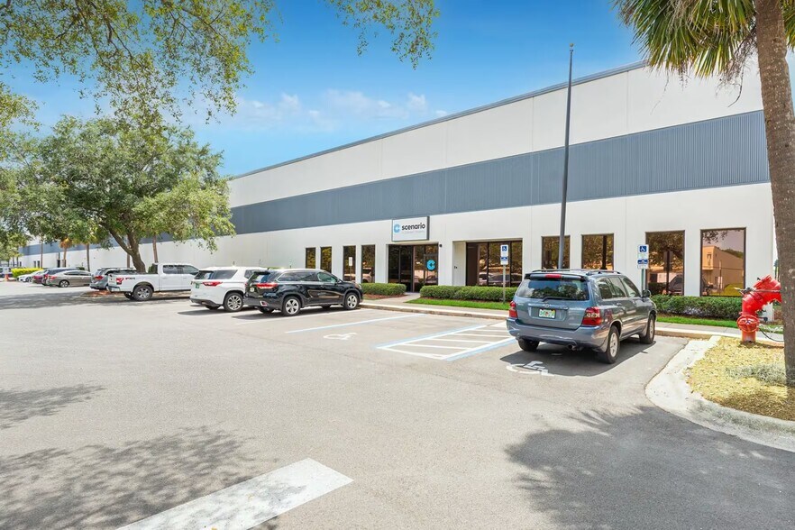 7600 Kingspointe Pky, Orlando, FL à louer - Photo de l’immeuble – Image 3 sur 7
