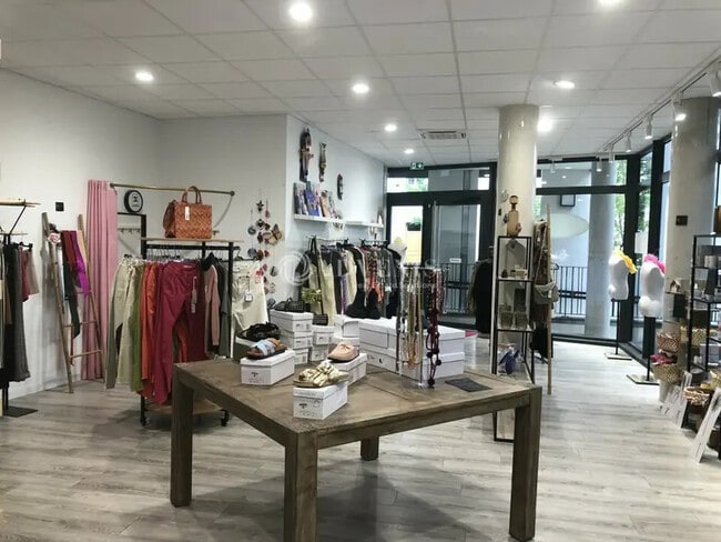 Plus de détails pour Local commercial à louer