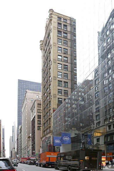 7 W 45th St, New York, NY à louer - Photo de l’immeuble – Image 1 sur 11