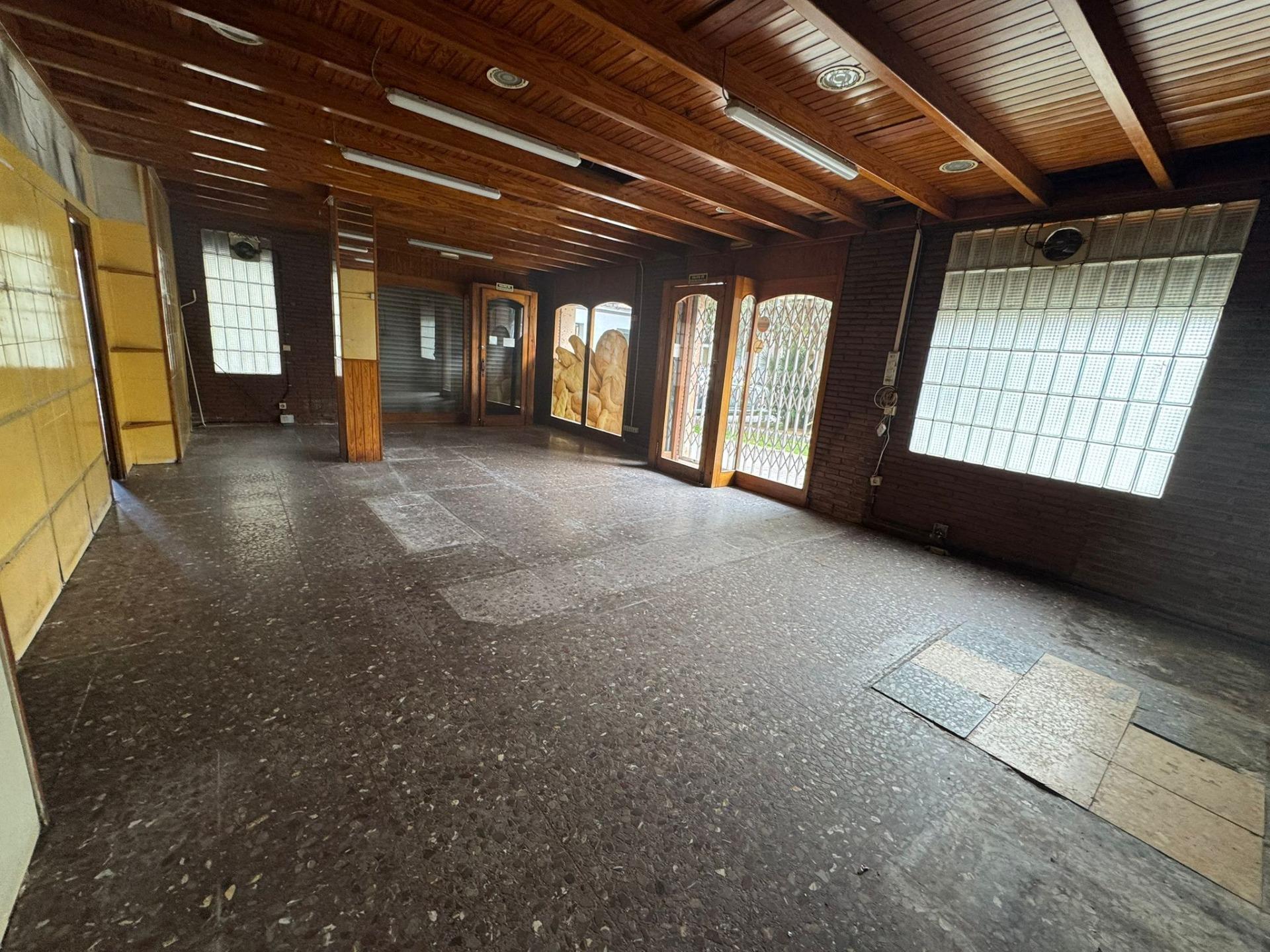 Local commercial dans Cornellà de Llobregat, Barcelona à louer Photo intérieure– Image 1 sur 9