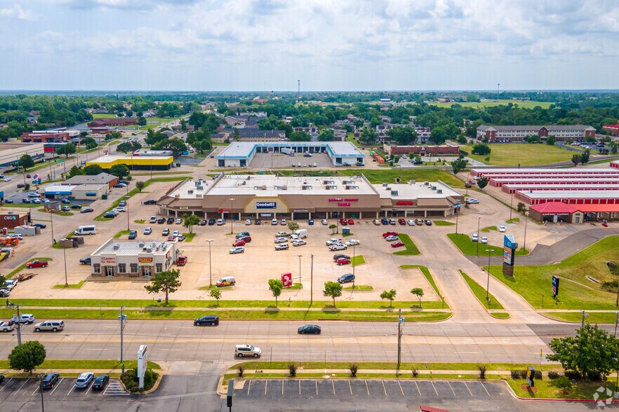 149-155 12th Ave, Norman, OK à louer - Photo de l’immeuble – Image 1 sur 4