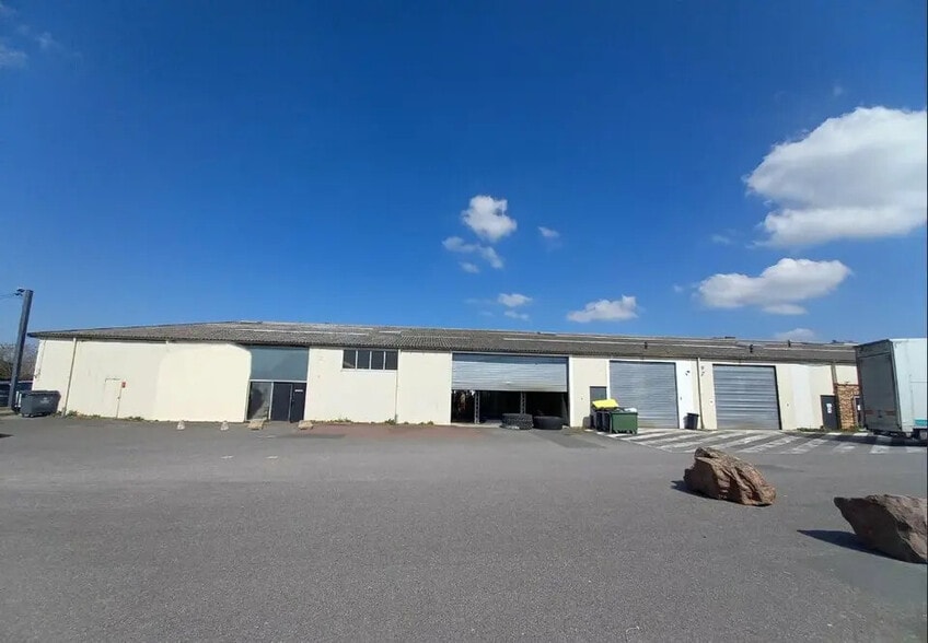 Local d’activités dans Hérouville-Saint-Clair à louer - Photo de l’immeuble – Image 3 sur 4