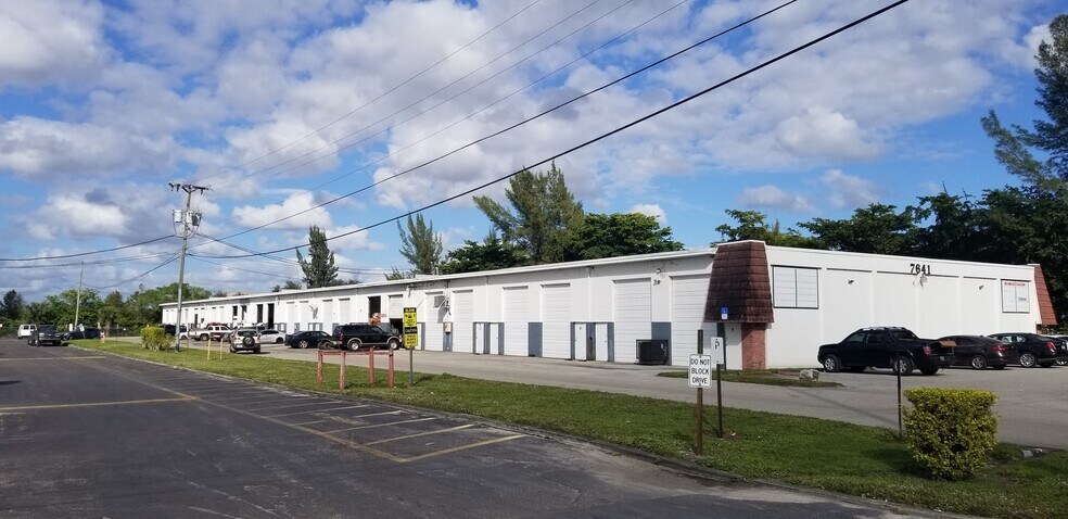 7641 Hooper Rd, West Palm Beach, FL à louer - Photo de l’immeuble – Image 1 sur 12
