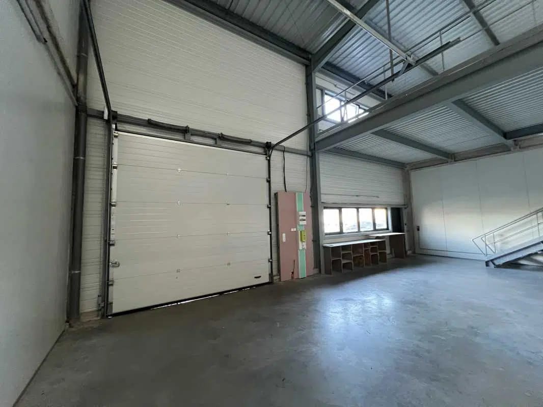 Local d'activités dans Salleboeuf à vendre Photo intérieure– Image 1 sur 6