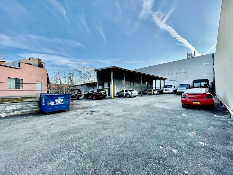 7310 88th St, Glendale, NY à louer - Photo de l’immeuble – Image 3 sur 12