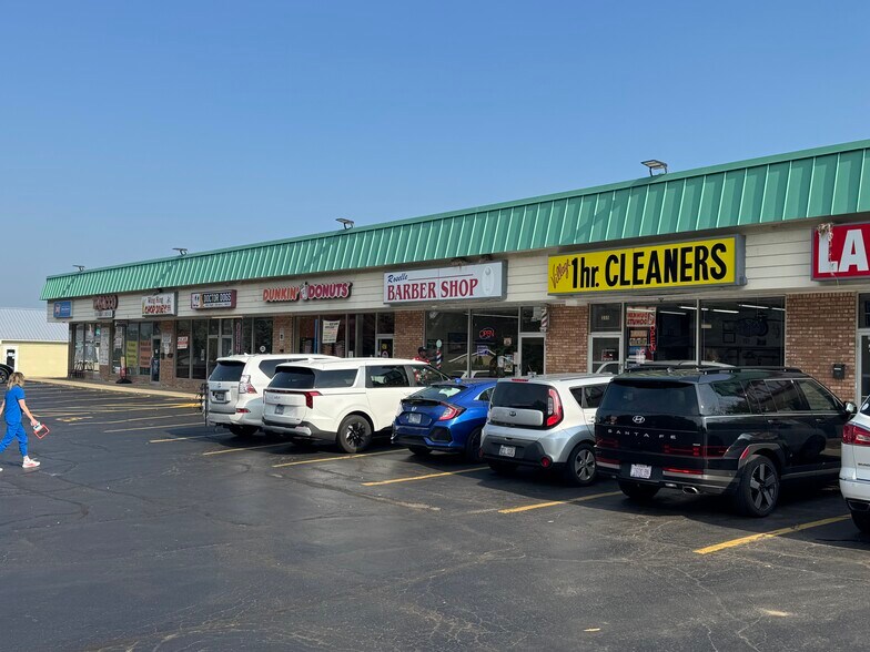 231-261 E Irving Park Rd, Roselle, IL à louer - Photo de l’immeuble – Image 1 sur 5