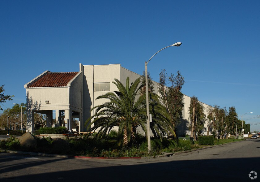 5555-5599 E Santa Ana Canyon Rd, Anaheim, CA à louer - Photo de l’immeuble – Image 2 sur 13