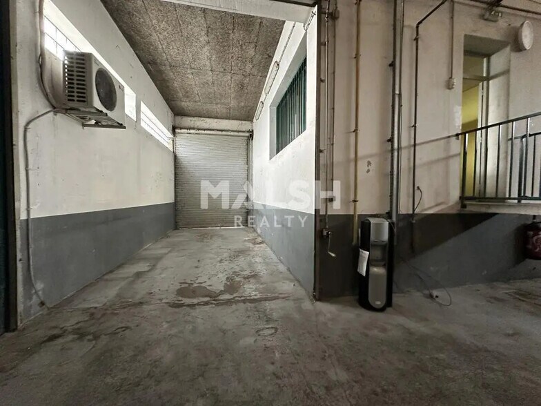 Local d'activités dans Décines-Charpieu à vendre - Photo de l’immeuble – Image 2 sur 11