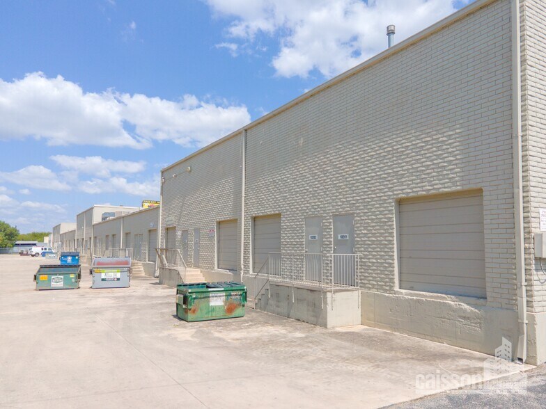 10201-10237 N IH 35, San Antonio, TX à louer - Photo de l’immeuble – Image 2 sur 12