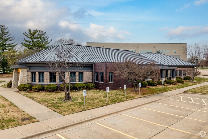 1335 E Bradford Pky, Springfield, MO à louer - Photo de l’immeuble – Image 1 sur 25