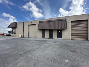 4201-4237 NW 37th Ave, Miami, FL à louer Photo de l’immeuble– Image 2 sur 7