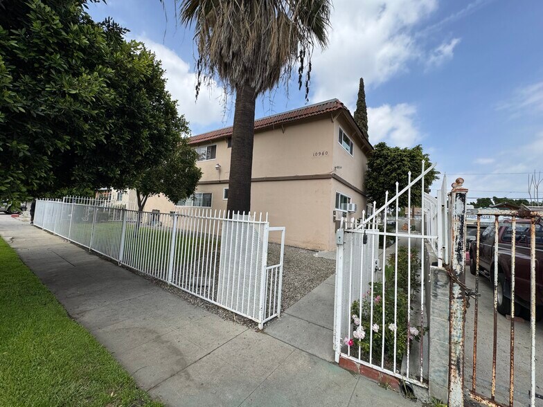 10960 Sutter Ave, Pacoima, CA à vendre - Photo de l’immeuble – Image 2 sur 7