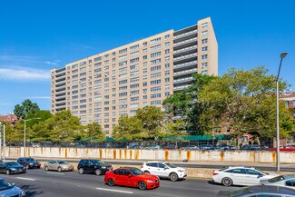 Plus de détails pour 135 Ocean Pky, Brooklyn, NY - Logement à vendre