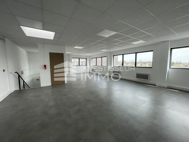 Local d’activités dans Corbeil-Essonnes à louer - Photo de l’immeuble – Image 3 sur 5