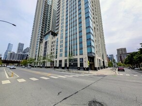 555 W Kinzie St, Chicago, IL à louer Photo de l’immeuble– Image 1 sur 12