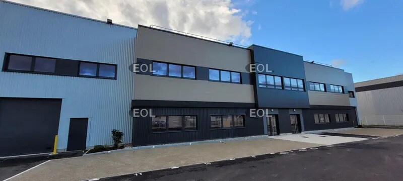 Local d’activités dans Colombier-Saugnieu à louer - Photo de l’immeuble – Image 1 sur 5