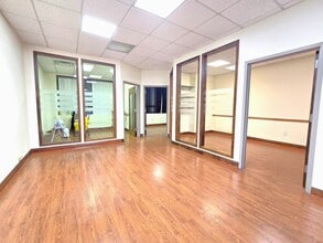 35-01 30th Ave, Astoria, NY à louer Photo intérieure– Image 2 sur 27