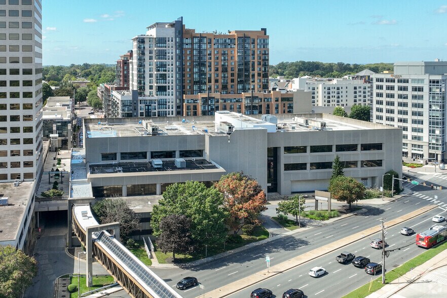 255 Rockville Pike, Rockville, MD à louer - Photo de l’immeuble – Image 1 sur 42