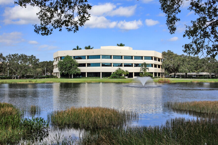 7108 Fairway Dr, Palm Beach Gardens, FL à vendre - Photo de l’immeuble – Image 3 sur 11
