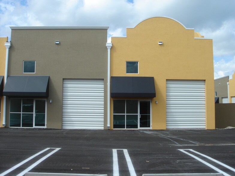 14021 SW 143rd Ct, Miami, FL à louer - Photo de l’immeuble – Image 3 sur 9