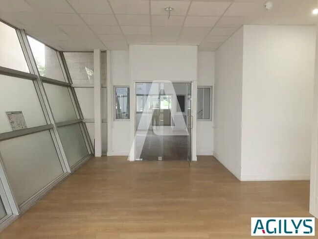 Plus de détails pour Local d'activités à louer