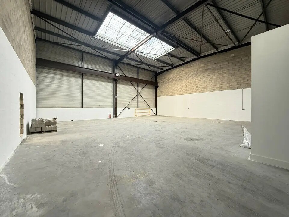 Local d’activités dans Le Thillay à louer Photo de l’immeuble– Image 1 sur 6