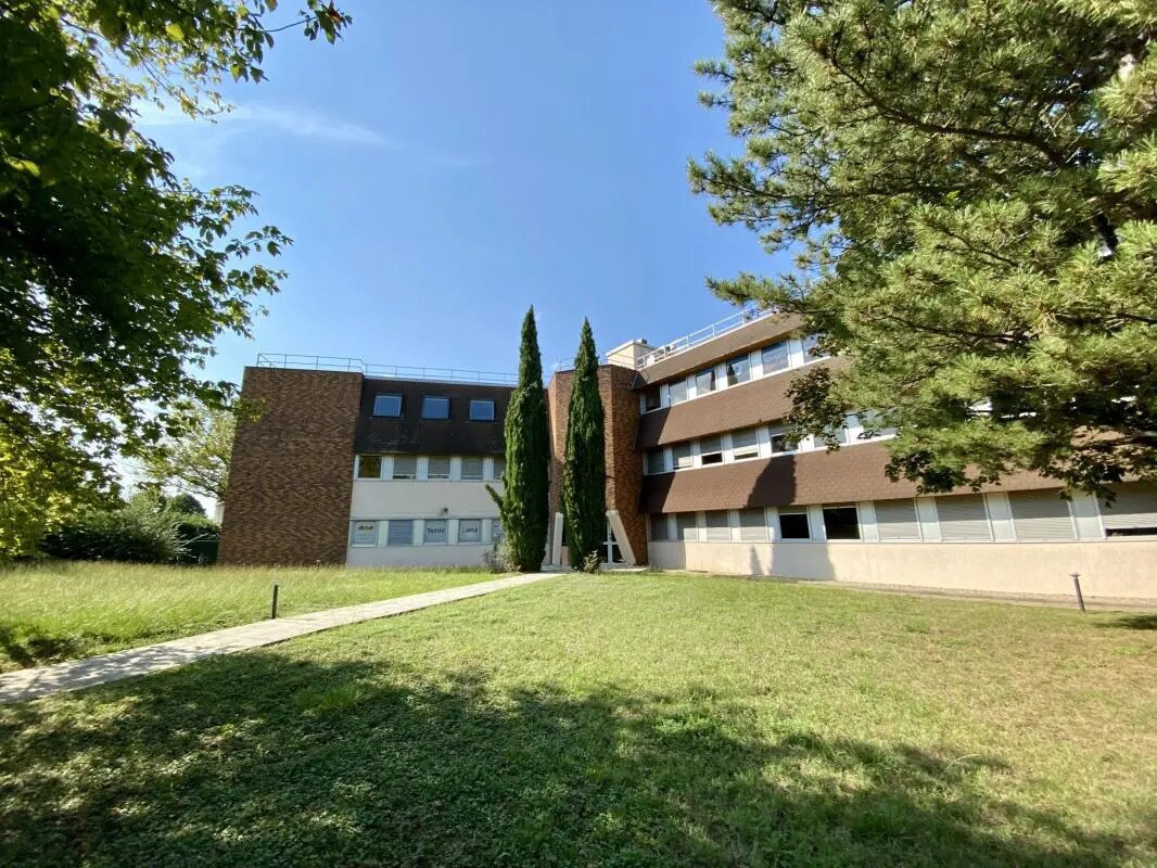 7 Rue Maryse Bastié, Bron à louer Photo de l’immeuble– Image 1 sur 7