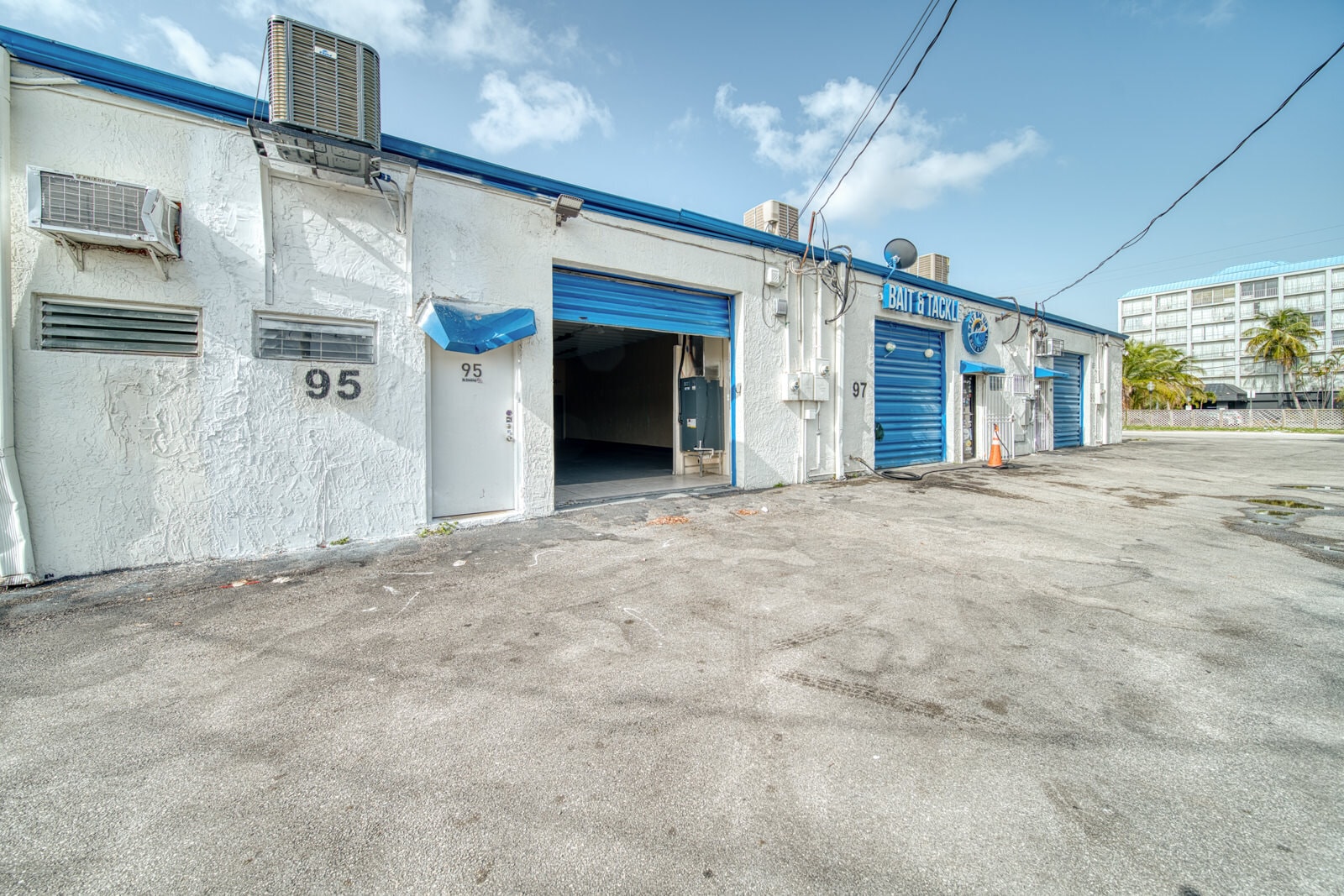 71-99 NW 166th St, Miami, FL à louer Photo de l’immeuble– Image 1 sur 17