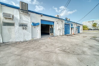 71-99 NW 166th St, Miami, FL à louer Photo de l’immeuble– Image 1 sur 17
