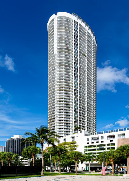 1750 N Bayshore Dr, Miami, FL à louer - Photo de l’immeuble – Image 2 sur 7
