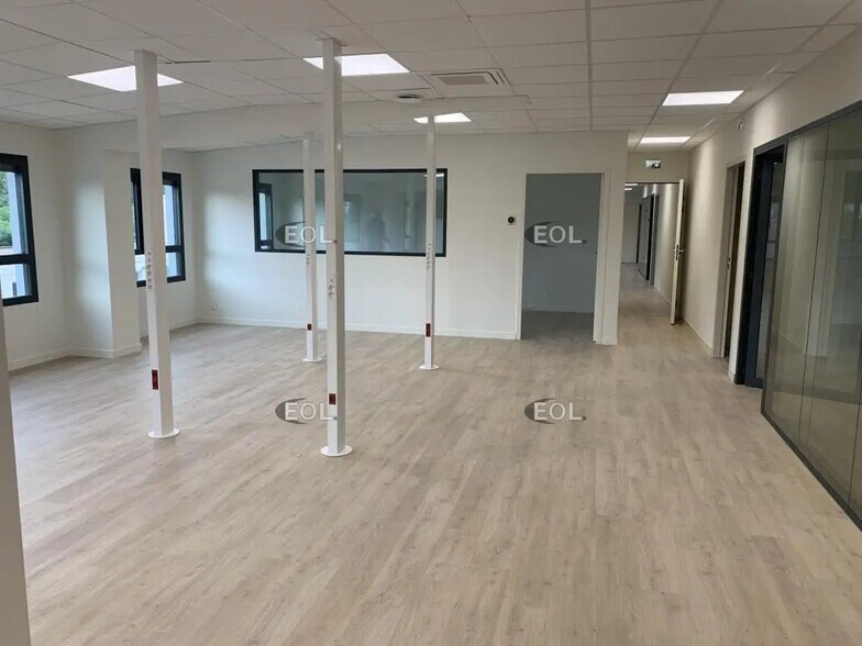 Local d’activités dans Saint-Rémy-de-Provence à louer - Photo de l’immeuble – Image 3 sur 5