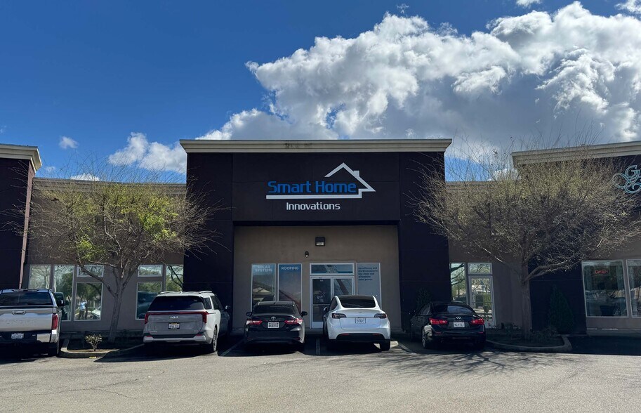 4930 E Ashlan Ave, Fresno, CA à louer - Photo de l’immeuble – Image 1 sur 1