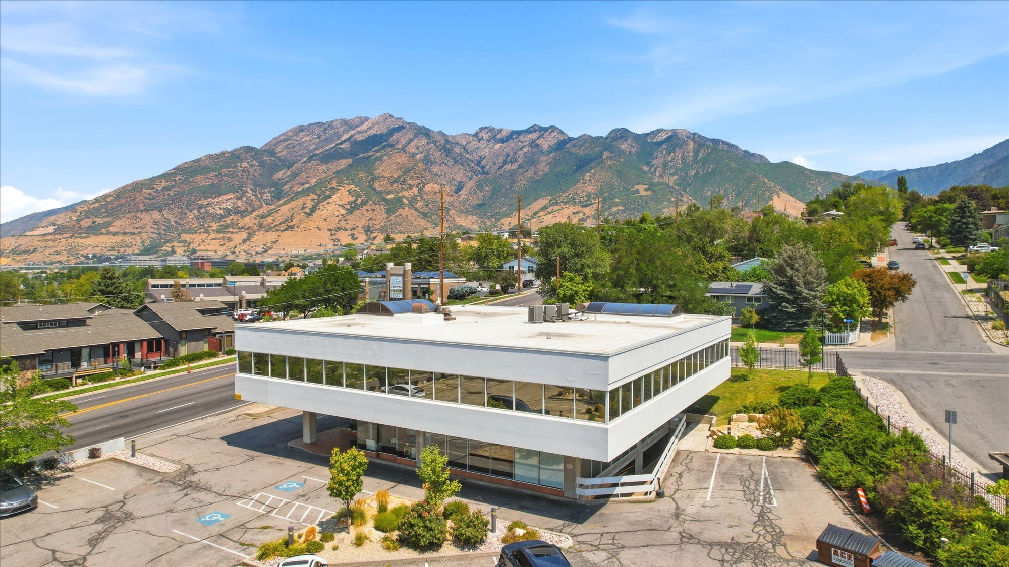 2450 E Fort Union Blvd, Cottonwood Heights, UT à vendre Photo de l’immeuble– Image 1 sur 29
