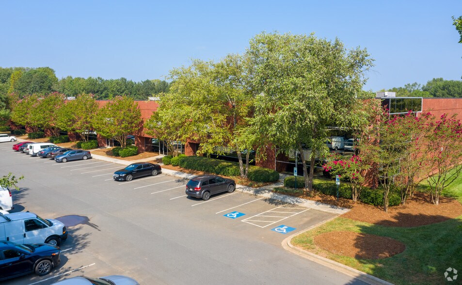 6600 Northpark Blvd, Charlotte, NC à louer - Photo de l’immeuble – Image 1 sur 4