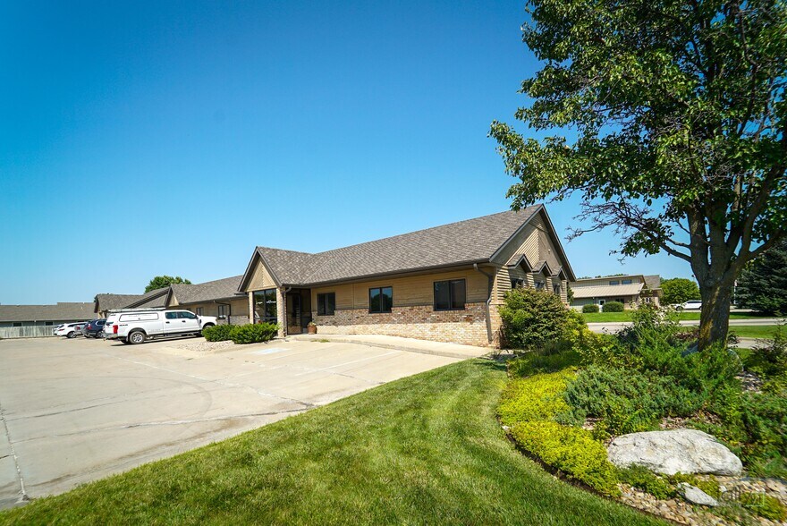 3032 W Stolley Park Rd, Grand Island, NE à louer - Photo de l’immeuble – Image 1 sur 34